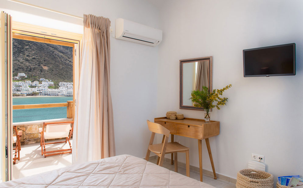 Petra 2 - Κυρίως υπνοδωμάτιο με διπλό κρεβάτι και θέα στη θάλασσα